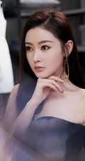 张天爱化身气质轻熟，礼裙黑衣短裙着身，小露香肩美背妩媚动人