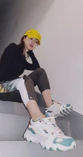 吴谨言运动套装着身楼梯间静坐朦胧感写真图片美照