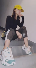 吴谨言运动套装着身楼梯间静坐朦胧感写真图片美照