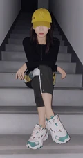 吴谨言运动套装着身楼梯间静坐朦胧感写真图片美照