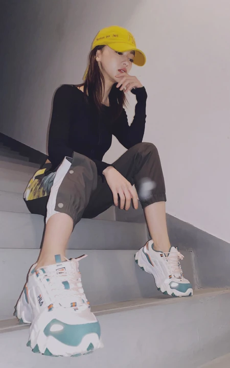 吴谨言运动套装着身楼梯间静坐朦胧感写真图片美照