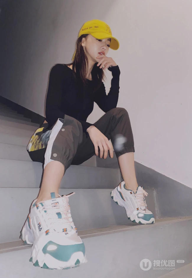 吴谨言运动套装着身楼梯间静坐朦胧感写真图片美照