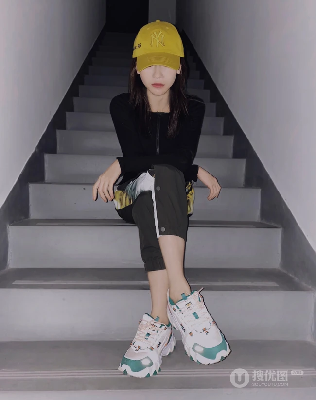 吴谨言运动套装着身楼梯间静坐朦胧感写真图片美照