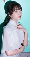 宣璐气质优雅白衣旗袍装杂志写真封面图片