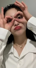 周洁琼微博晒日常室内可爱自拍照片