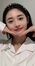 周洁琼微博晒日常室内可爱自拍照片