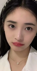周洁琼微博晒日常室内可爱自拍照片