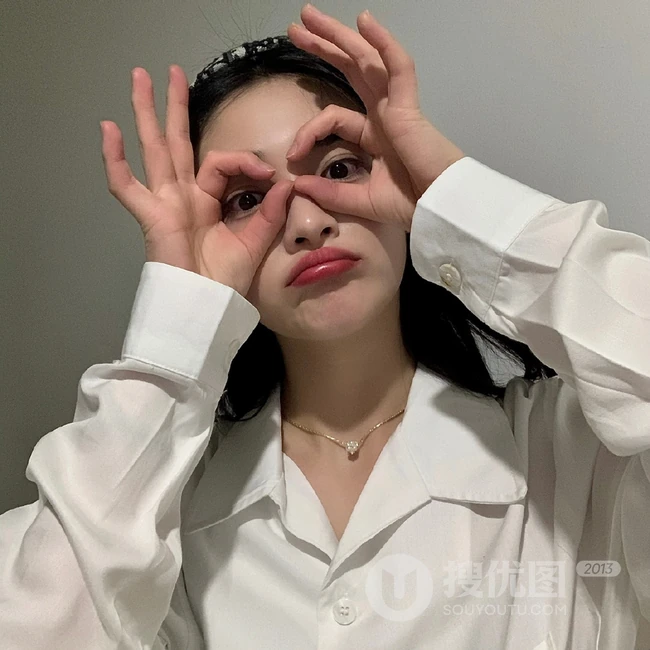 周洁琼微博晒日常室内可爱自拍照片