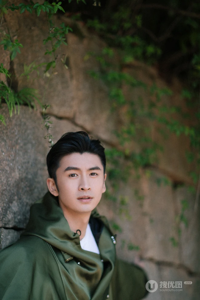 辽宁帅哥张云龙个性潮流墨绿大衣户外街拍写真照片