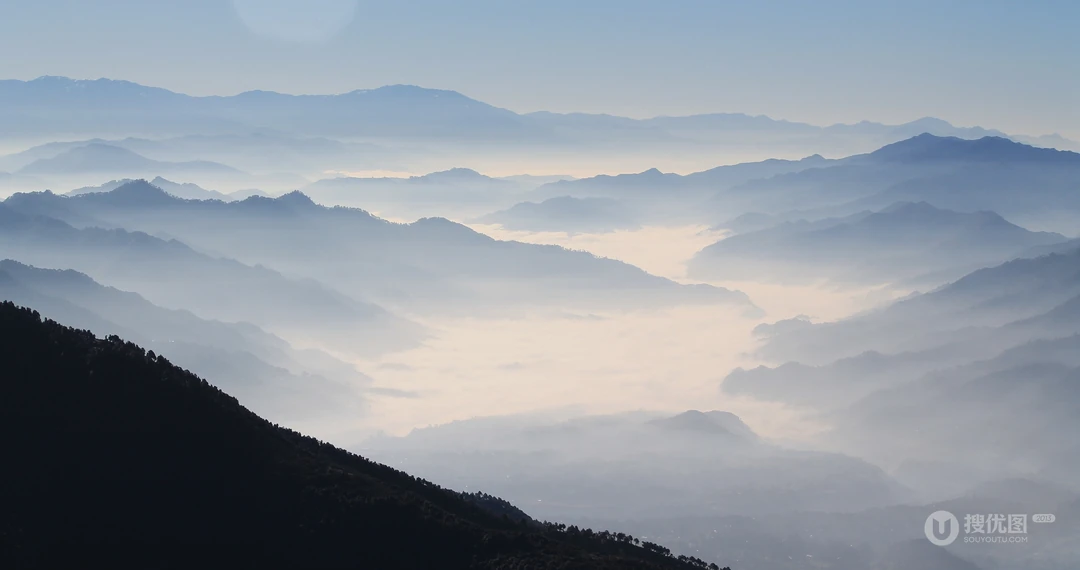 大雾自然天气的唯美风景壁纸，雾色的森林，山脉，道路壁纸图片