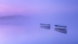 大雾天气中的镜湖孤舟唯美风景壁纸图片