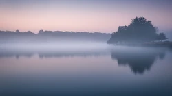 大雾天气中的镜湖孤舟唯美风景壁纸图片