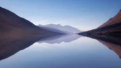 大雾天气中的镜湖孤舟唯美风景壁纸图片