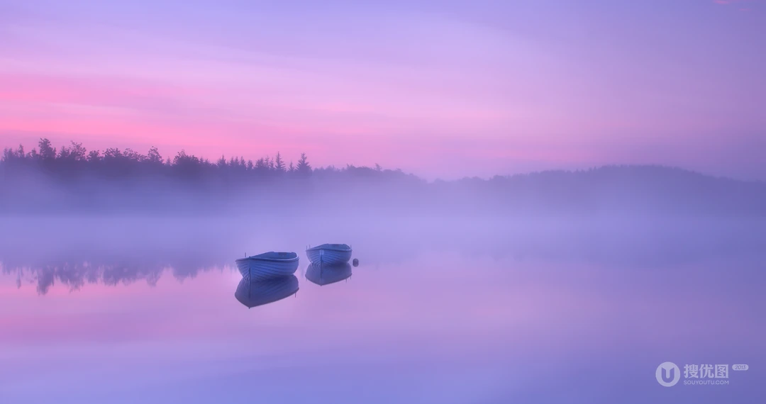 大雾天气中的镜湖孤舟唯美风景壁纸图片