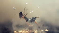 拉起倒下少女的千纸鹤唯美幻境摄影桌面壁纸