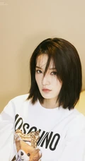 李沁卡通图案长袖T恤搭配牛仔裤清爽清新唯美居家高清图片