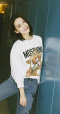 李沁卡通图案长袖T恤搭配牛仔裤清爽清新唯美居家高清图片
