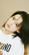 李沁卡通图案长袖T恤搭配牛仔裤清爽清新唯美居家高清图片