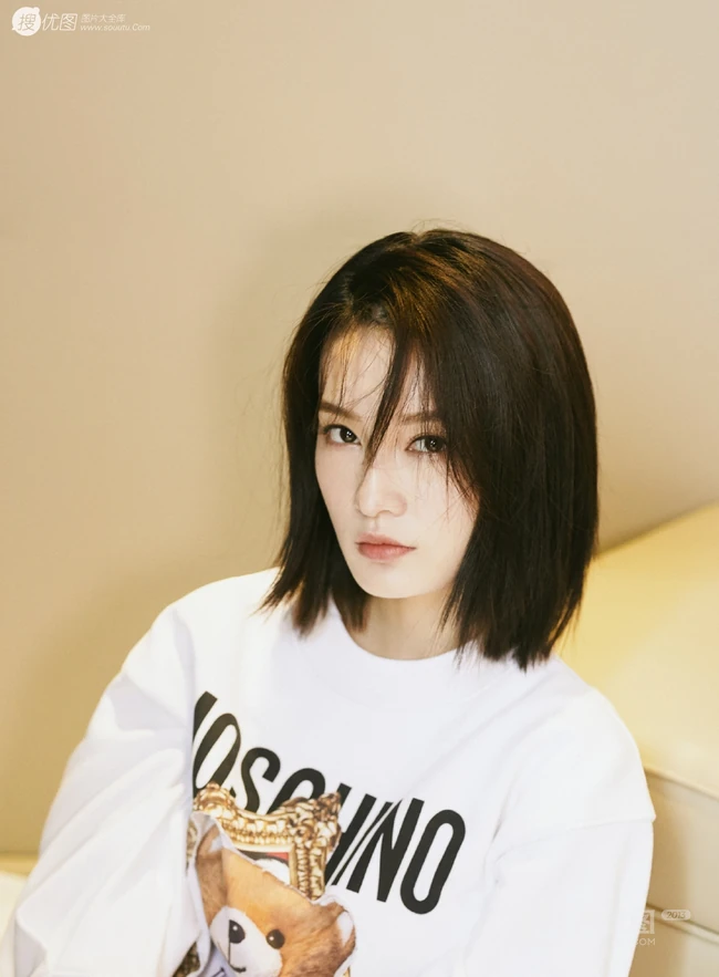李沁卡通图案长袖T恤搭配牛仔裤清爽清新唯美居家高清图片
