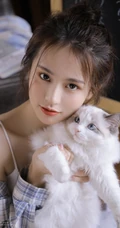 浅粉白皙丸子头线条少女气质肩带家居服短裤居家私密写真图集