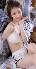 浅粉白皙丸子头线条少女气质肩带家居服短裤居家私密写真图集