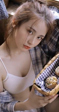 浅粉白皙丸子头线条少女气质肩带家居服短裤居家私密写真图集