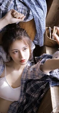 浅粉白皙丸子头线条少女气质肩带家居服短裤居家私密写真图集