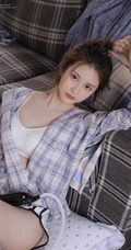 浅粉白皙丸子头线条少女气质肩带家居服短裤居家私密写真图集