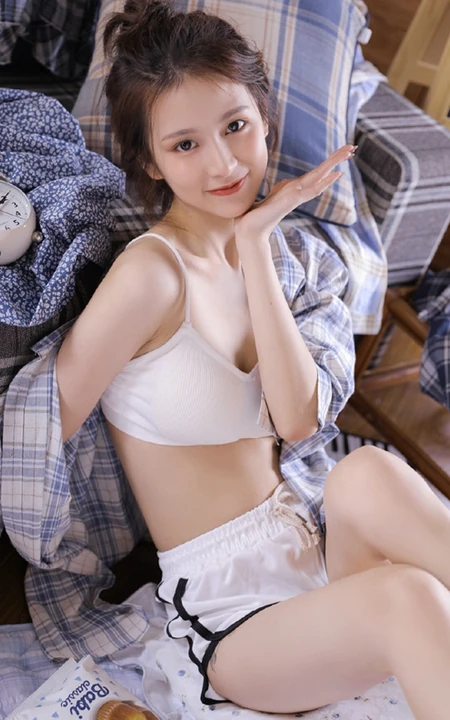 浅粉白皙丸子头线条少女气质肩带家居服短裤居家私密写真图集