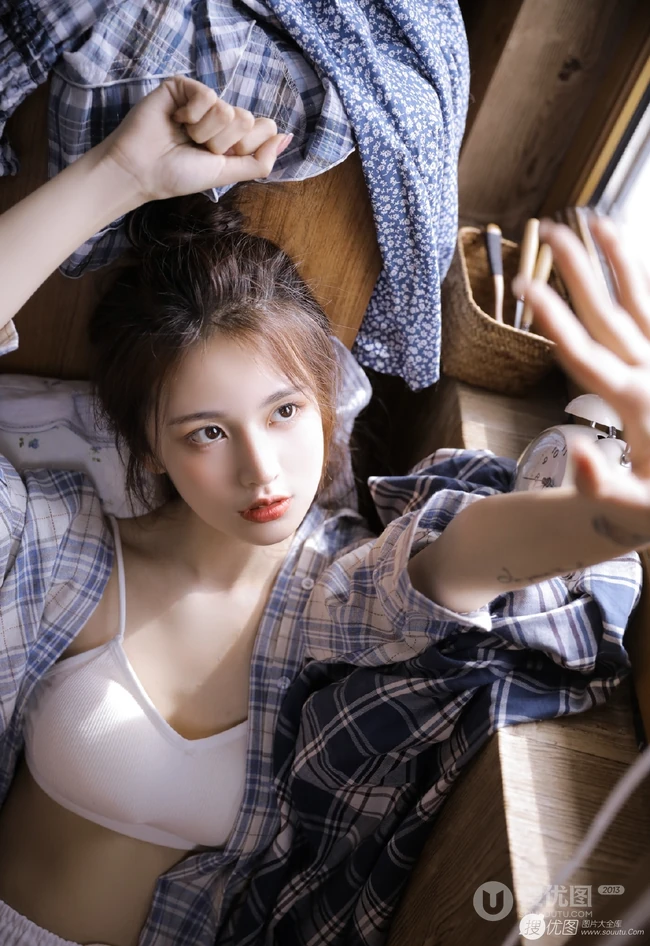 浅粉白皙丸子头线条少女气质肩带家居服短裤居家私密写真图集
