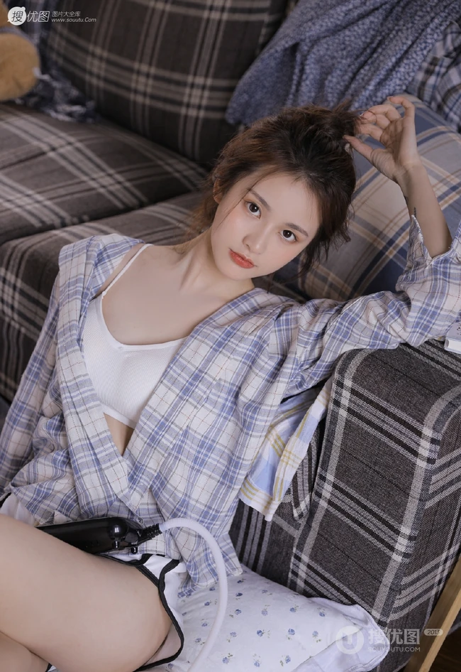 浅粉白皙丸子头线条少女气质肩带家居服短裤居家私密写真图集