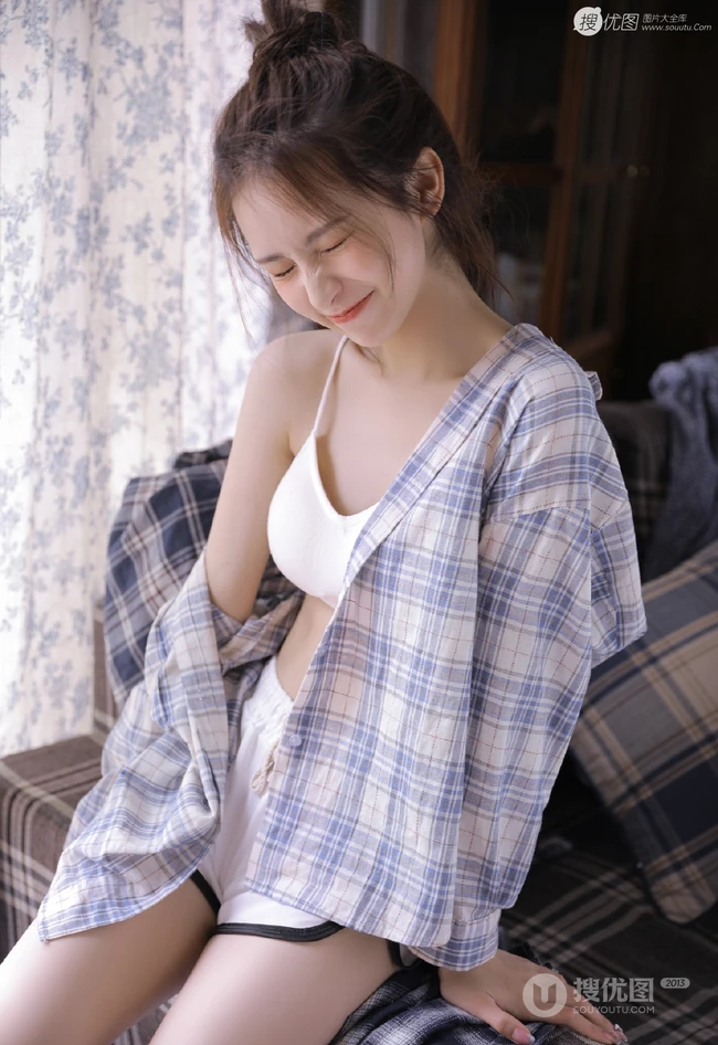浅粉白皙丸子头线条少女气质肩带家居服短裤居家私密写真图集