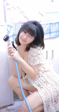气质匀称可爱短发女生少女慢慢脱衣服露家居服线条超高清图片