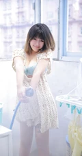 气质匀称可爱短发女生少女慢慢脱衣服露家居服线条超高清图片
