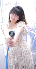 气质匀称可爱短发女生少女慢慢脱衣服露家居服线条超高清图片