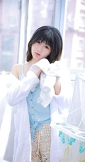 气质匀称可爱短发女生少女慢慢脱衣服露家居服线条超高清图片