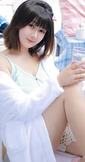 气质匀称可爱短发女生少女慢慢脱衣服露家居服线条超高清图片