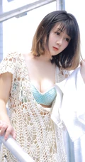气质匀称可爱短发女生少女慢慢脱衣服露家居服线条超高清图片