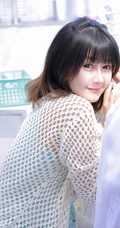 气质匀称可爱短发女生少女慢慢脱衣服露家居服线条超高清图片