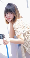 气质匀称可爱短发女生少女慢慢脱衣服露家居服线条超高清图片