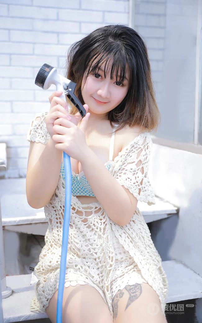 气质匀称可爱短发女生少女慢慢脱衣服露家居服线条超高清图片