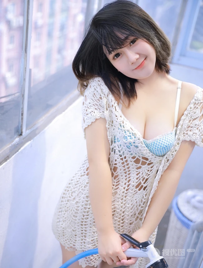 气质匀称可爱短发女生少女慢慢脱衣服露家居服线条超高清图片