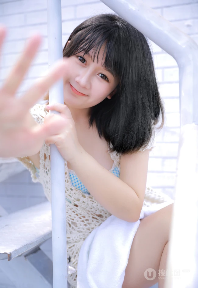 气质匀称可爱短发女生少女慢慢脱衣服露家居服线条超高清图片