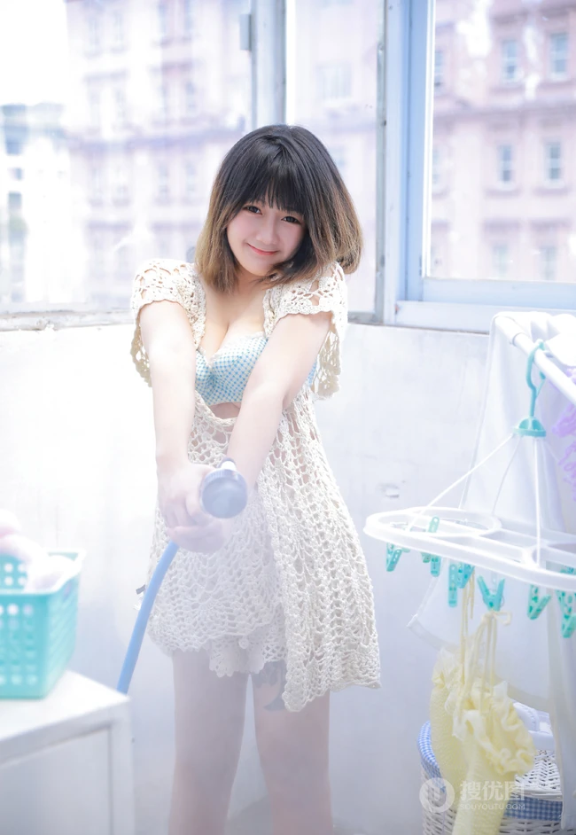 气质匀称可爱短发女生少女慢慢脱衣服露家居服线条超高清图片