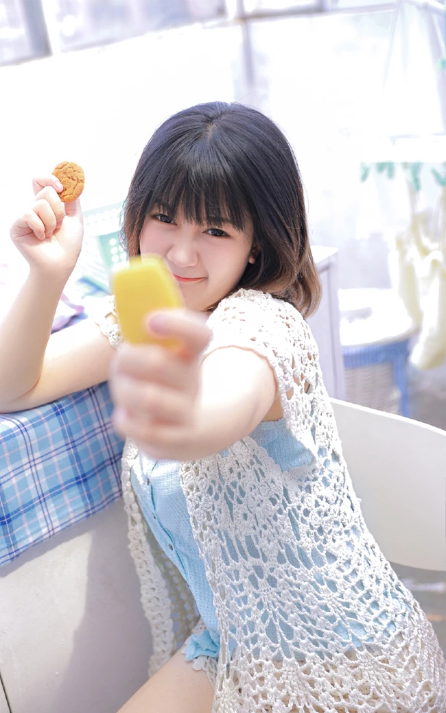 气质匀称可爱短发女生少女慢慢脱衣服露家居服线条超高清图片