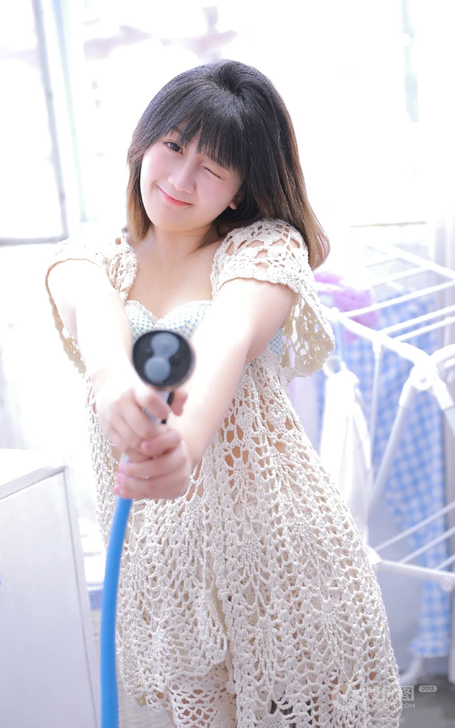 气质匀称可爱短发女生少女慢慢脱衣服露家居服线条超高清图片