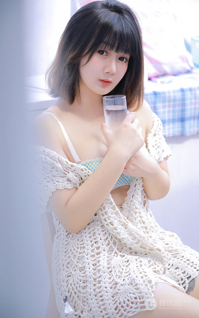 气质匀称可爱短发女生少女慢慢脱衣服露家居服线条超高清图片