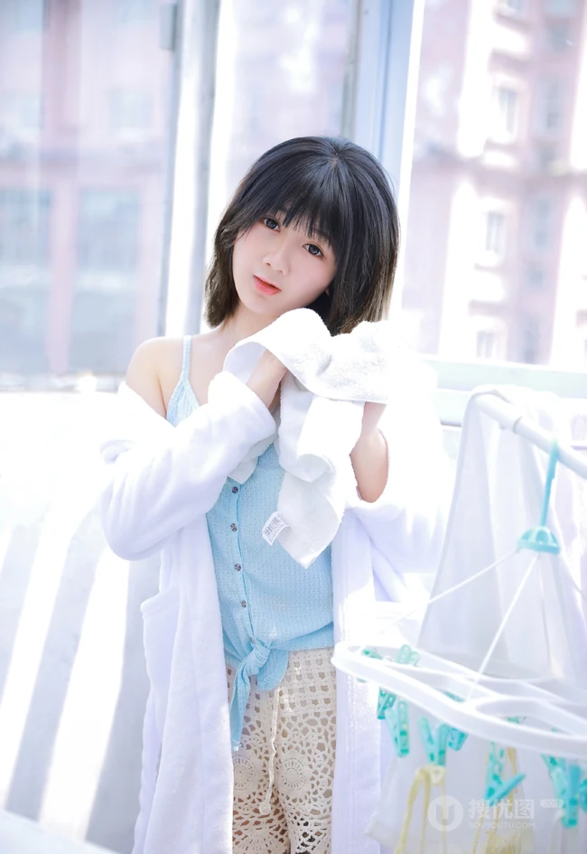 气质匀称可爱短发女生少女慢慢脱衣服露家居服线条超高清图片