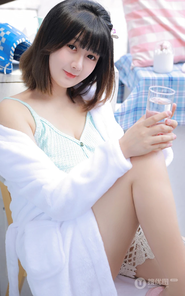 气质匀称可爱短发女生少女慢慢脱衣服露家居服线条超高清图片