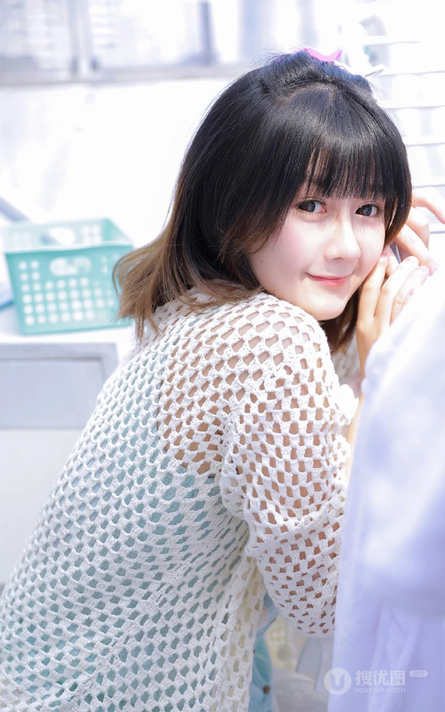 气质匀称可爱短发女生少女慢慢脱衣服露家居服线条超高清图片